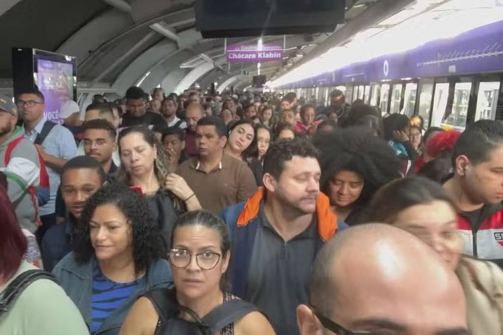 Passageiro morre ao ficar preso entre metrô e porta plataforma da estação Campo Limpo