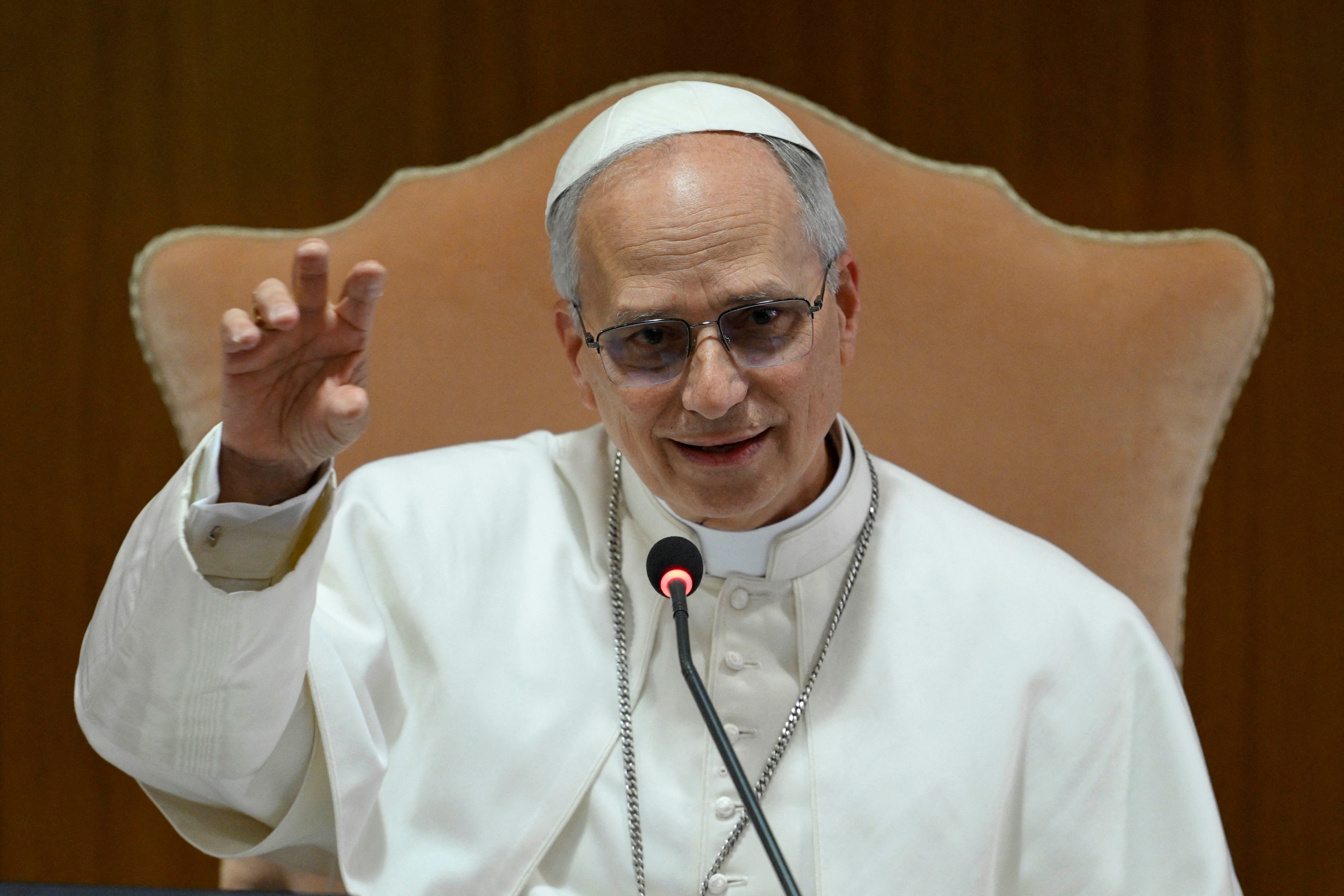 Na 1ª reunião com todos os cardeais, Papa Leão XIV fala de 'legado precioso' de Francisco, riscos da inteligência artificial e compromisso com reformas