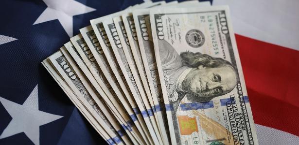 Dólar abre em leve queda com espera por dados econômicos dos EUA