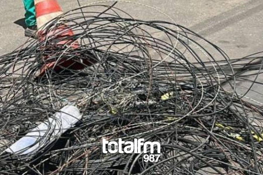 Cemig retira 3,6 toneladas de cabos de telecom irregulares de postes por todo o estado 